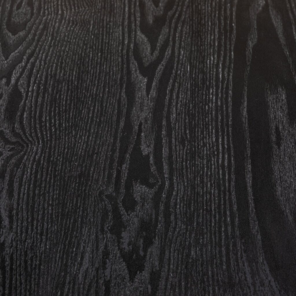 nox_3m_dining_table_black_sleek_wedgle_legs_natural_wood_texture