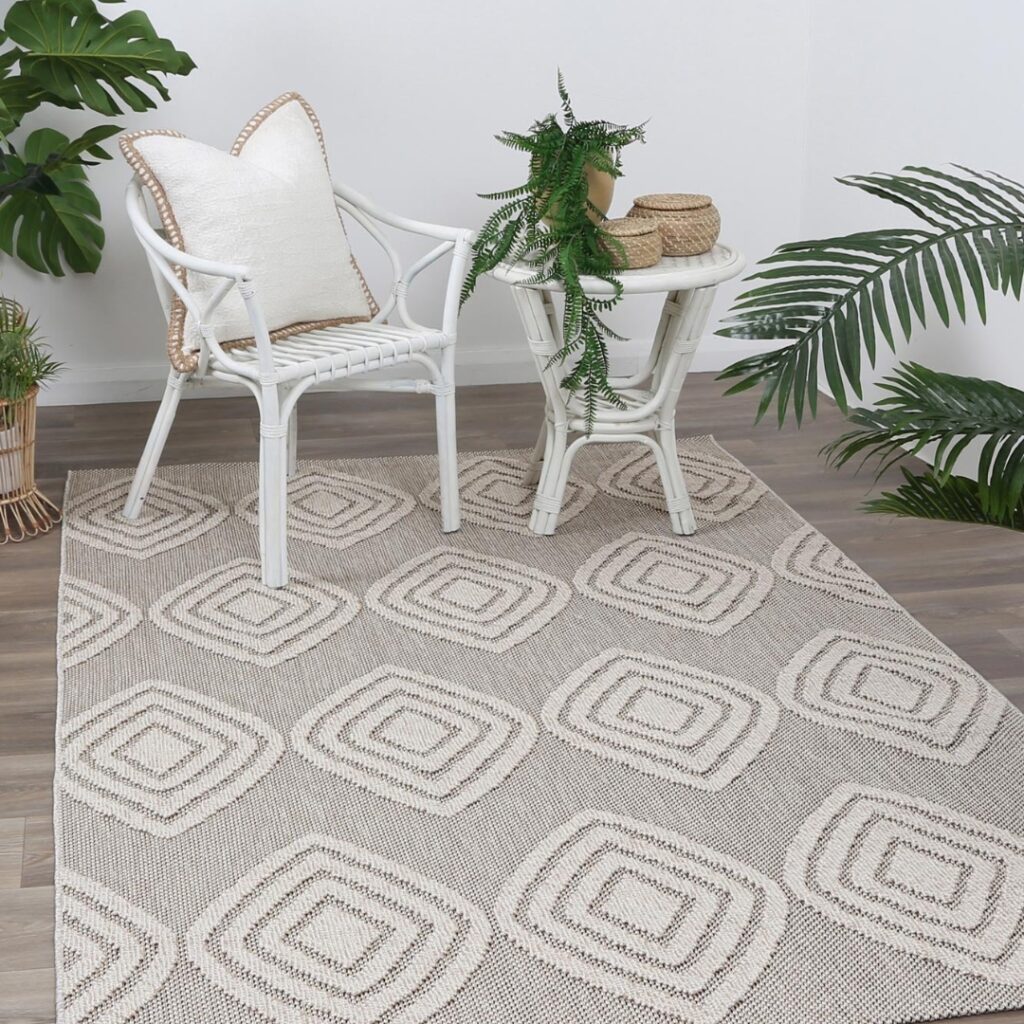 Modern Indoor/Outdoor Brown Rug Durable UV-resistant Synthetic Polypropylene Tribal Pattern