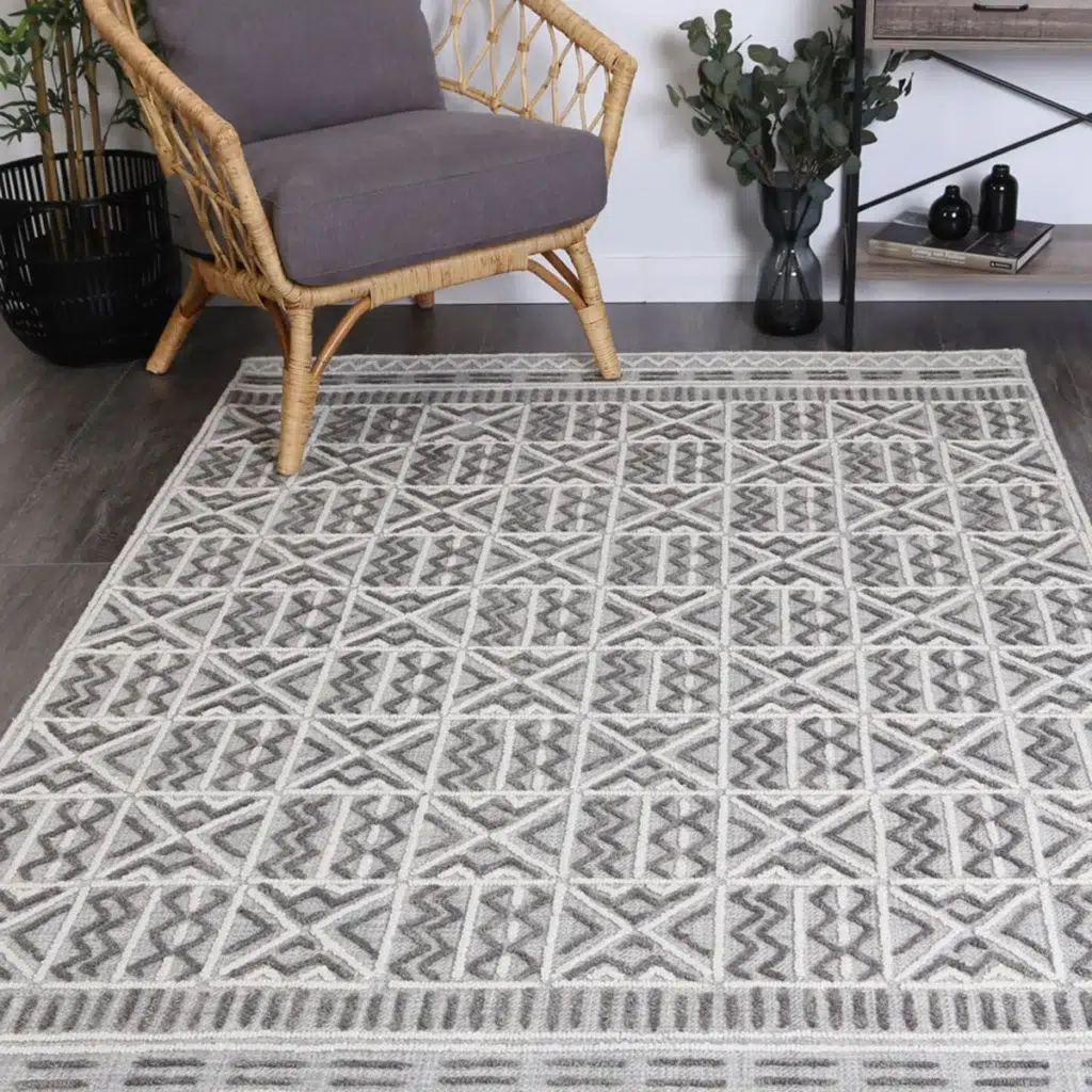 Timeless Marbella Cordoba Grey Contemporary Rug blends modern tribal coastal bohemian elements soft durable handmade artistry印度制造的手工艺术，柔软耐用。